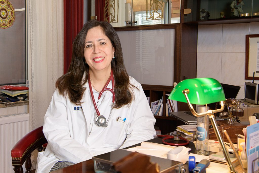 Dr. Firozeh Hariri in ihrer Ordination in Wien-Floridsdorf